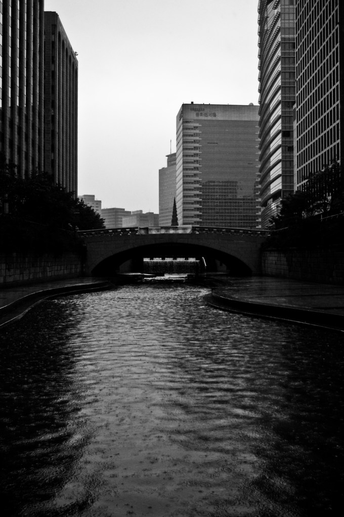 Raindrops disturb the Cheonggyecheon