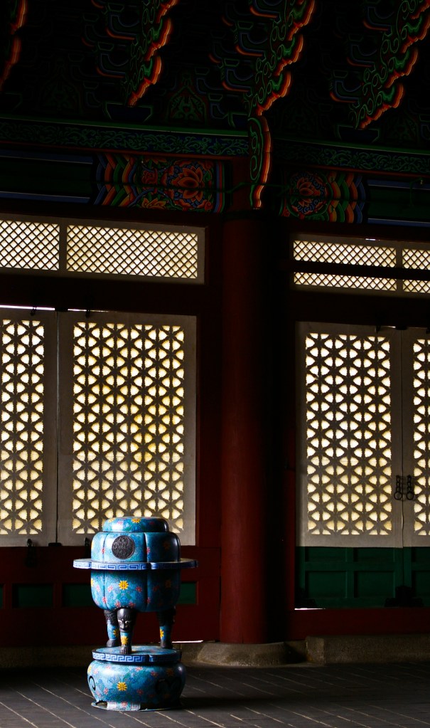 A piece of ceramics stands solitary in Gyeongbokgung