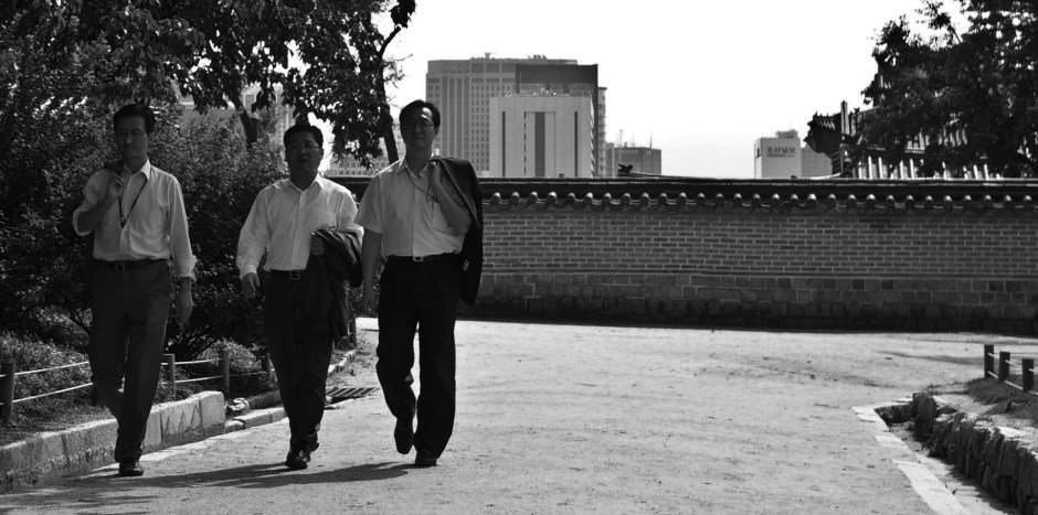 Business men take a walk inside the palace walls of Gyeongbokgung