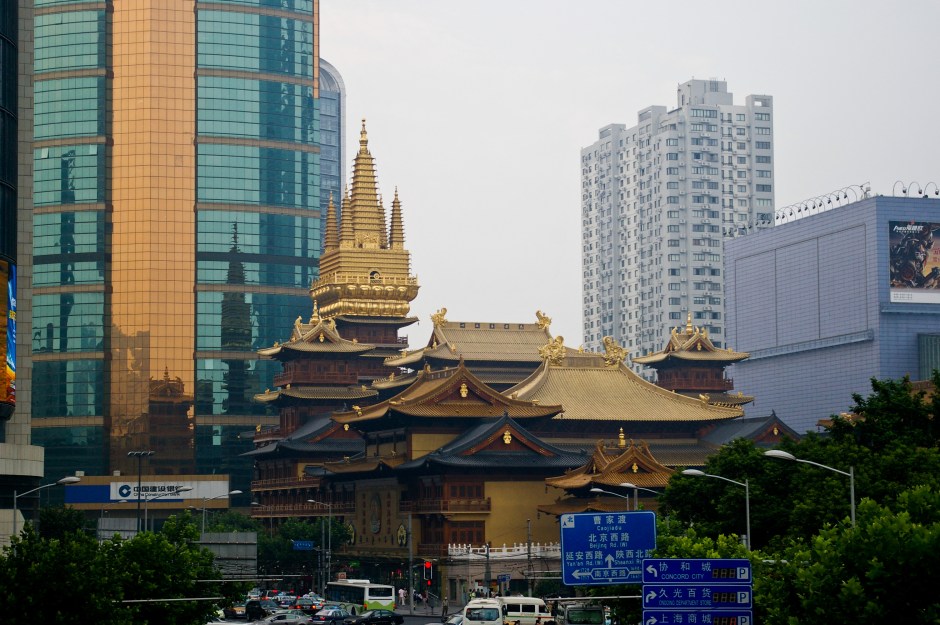 The sharp contrast of Jing'an Temple in Shanghai